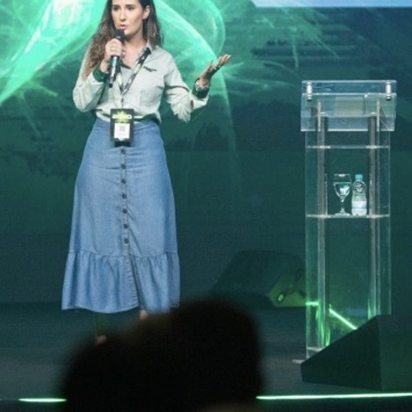 Bárbara Silva palestrando no palco da Mosaic Fertilizantes