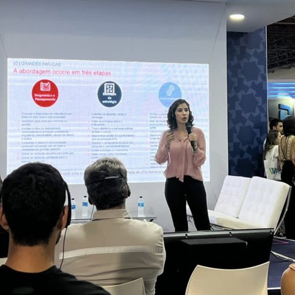 Bárbara Silva apresentando em evento corporativo