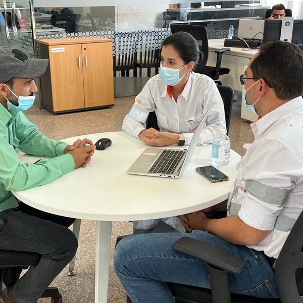 Bárbara Silva conduzindo reunião de trabalho