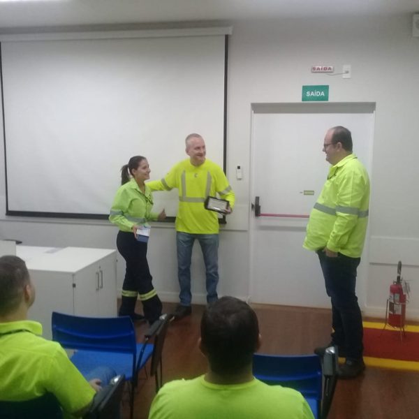 Bárbara Silva em reconhecimento com a equipe